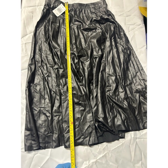 Women's Black Pleated Faux Leather Midi Skirt Size S Elastic Waist New w/ Tag - Picture 2 of 4